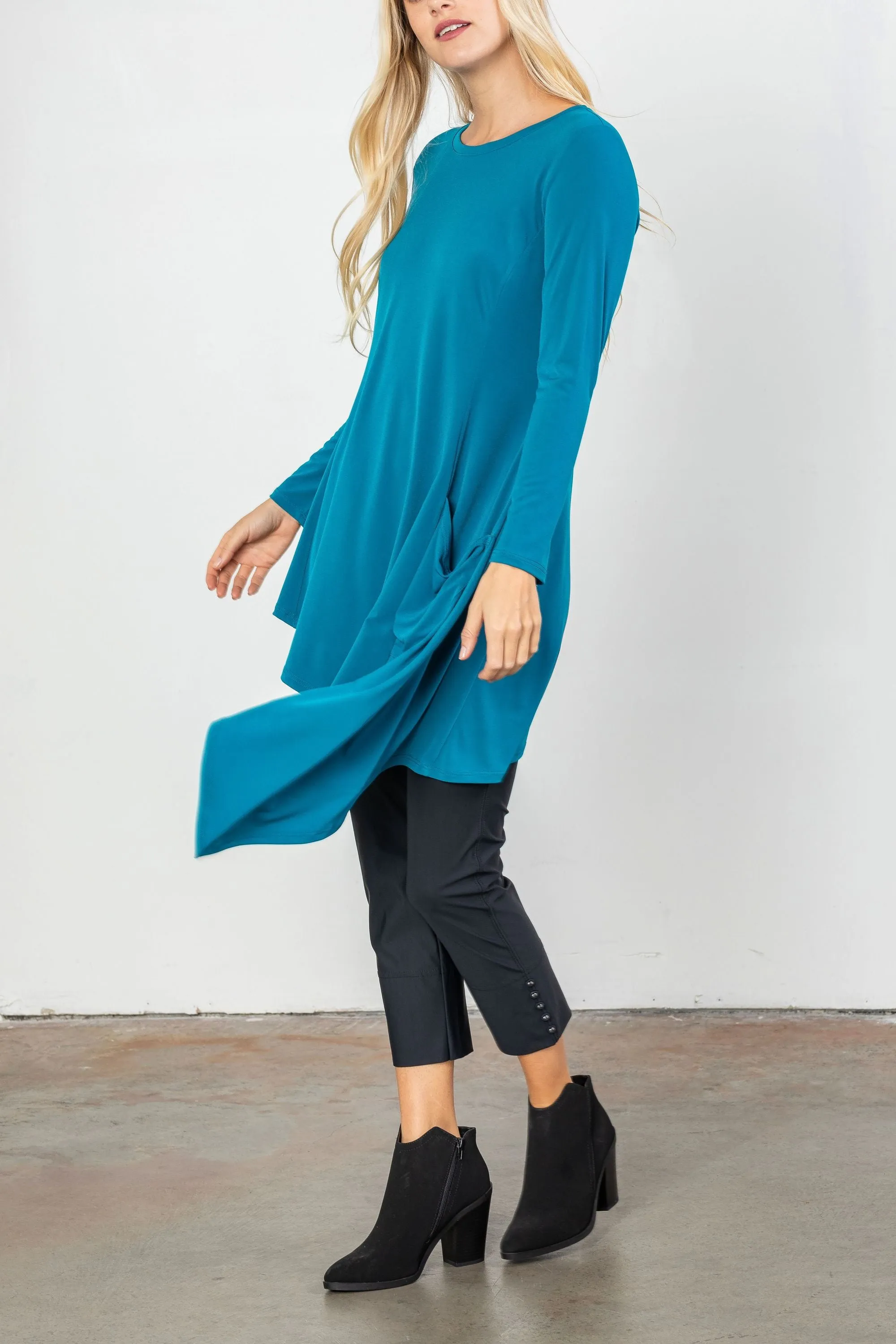 Plus Size Soft Knit Side Pocket Asymmetrical Hem Tunic